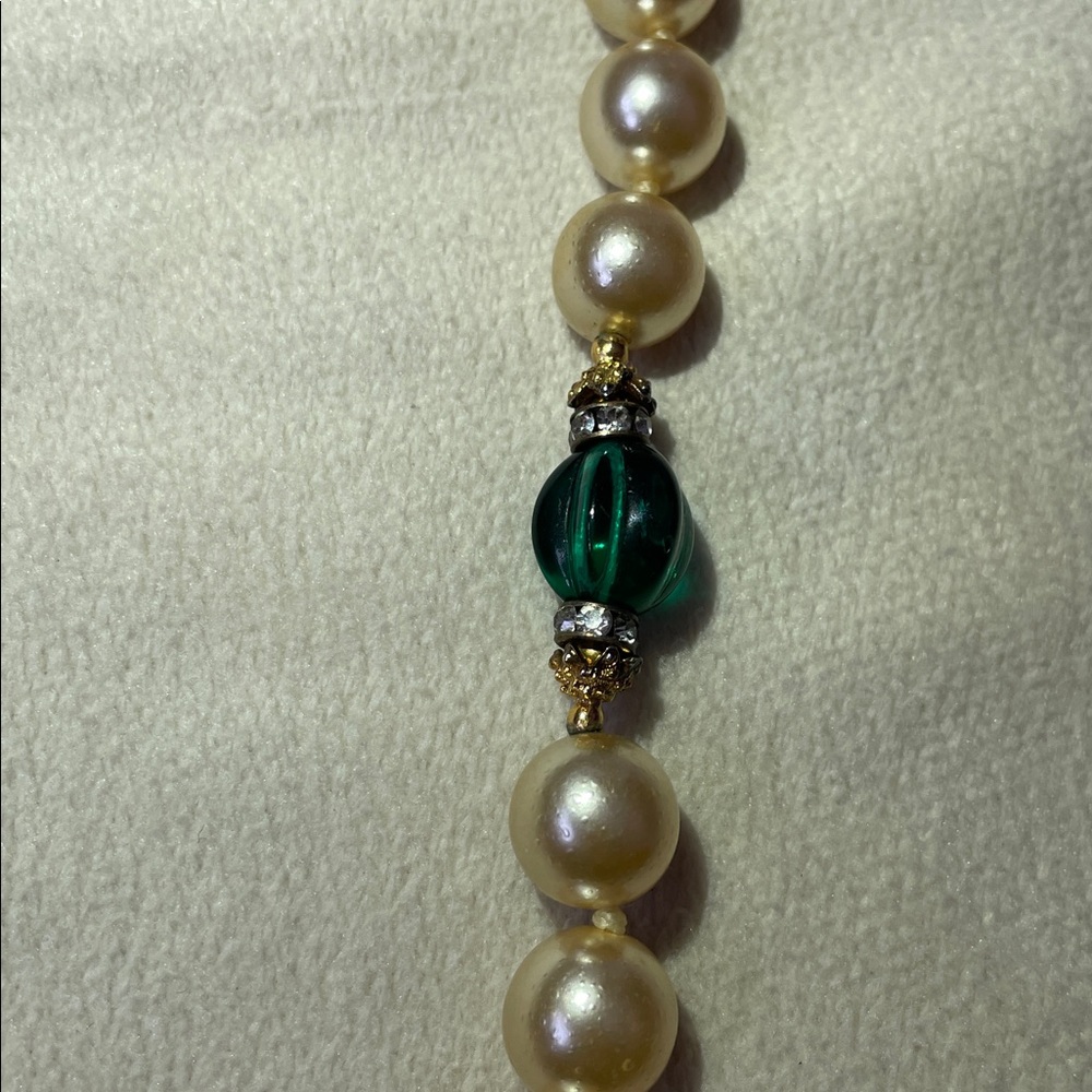 Vintage 1950’s Elegant Faux Pearl & Green Bead Necklace. 26” - Picture 4 of 4